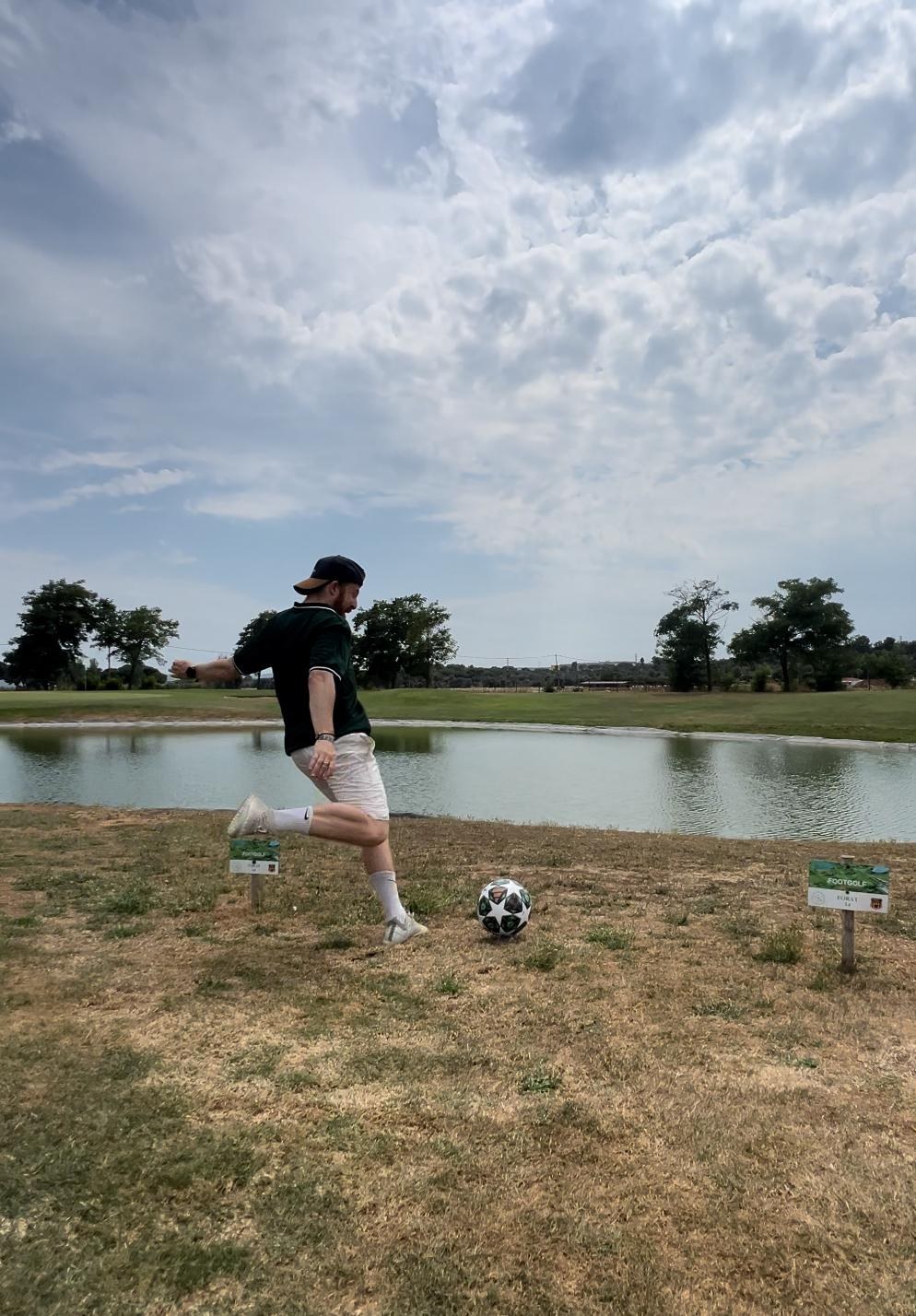 Golpeo de precisión en el campo de Footgolf